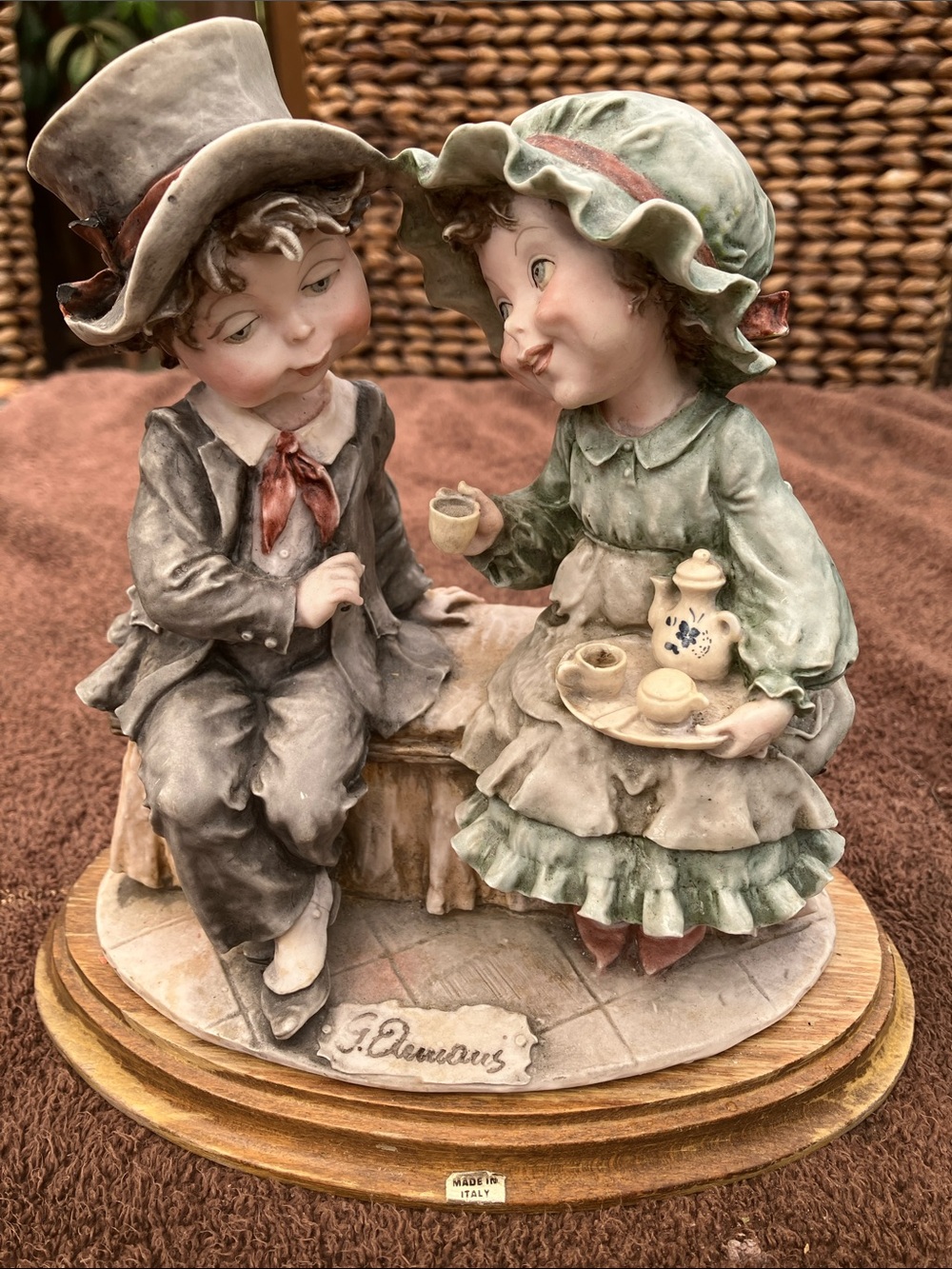 Giuseppe Armani figurine “tea time” 1982 Capodimote Porcelain 1982
